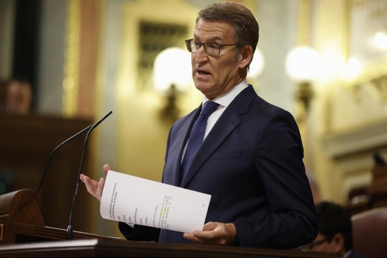 El presidente del PP y candidato a la presidencia del Gobierno, Alberto Núñez Feijóo, durante su intervención en la primera sesión del debate de su investidura este martes en el Congreso. EFE/Juan Carlos Hidalgo