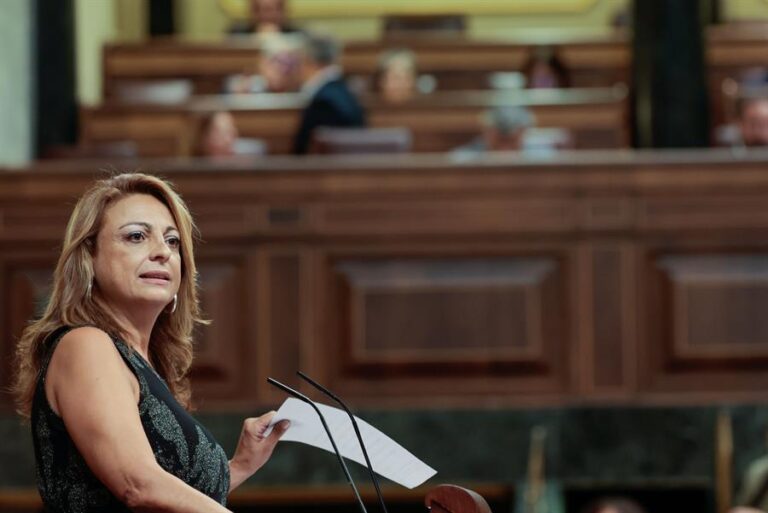 La diputada de Coalición Canaria Cristina Valido interviene en la segunda jornada del debate de investidura del candidato Alberto Núñez Feijóo en el Congreso este miércoles. EFE/ Sergio Pérez