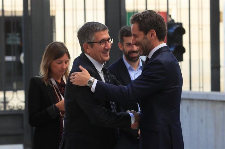 El portavoz socialista en el Congreso, Patxi López (i), saluda al diputado popular Borja Sémper a su llegada al Congreso de los Diputados este martes, antes del inicio de la primera sesión del debate de investidura del presidente del PP, Alberto Núñez Feijóo (no aparece), como candidato a la Presidencia del Gobierno. EFE/ Fernando Alvarado