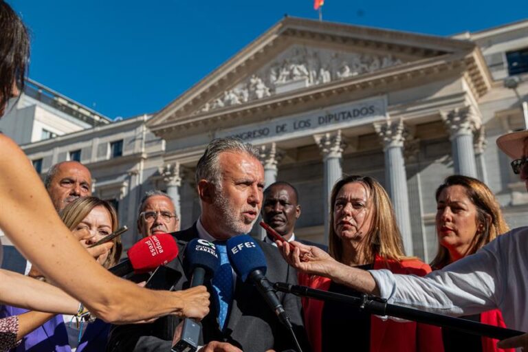 El expresidente de Canarias, Ángel Víctor Torres a su llegada este viernes al Congreso donde se celebra la segunda votación a la investidura del candidato popular Alberto Núñez Feijóo