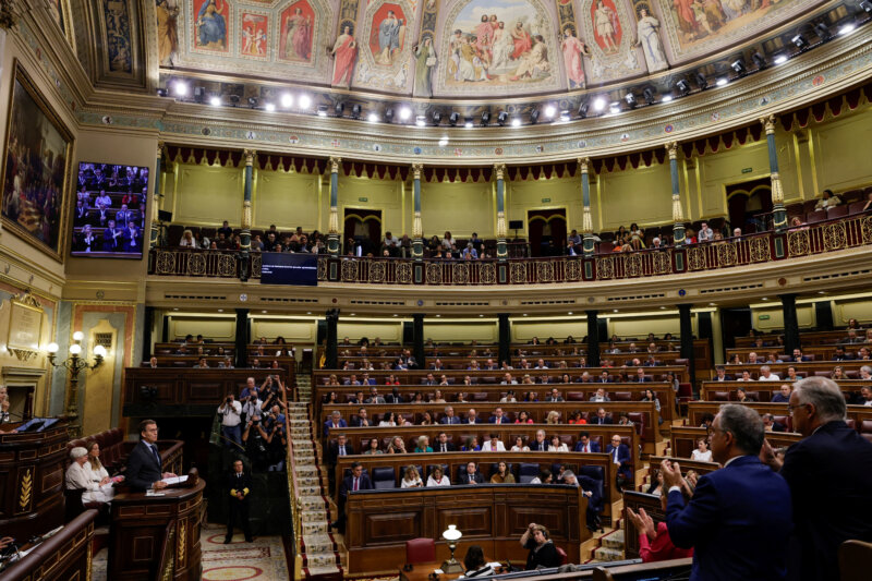 El líder del Partido Popular de la oposición española, Alberto Núñez Feijoo, habla en el parlamento el día del debate de investidura en Madrid, España, el 27 de septiembre de 2023. REUTERS/Susana Vera