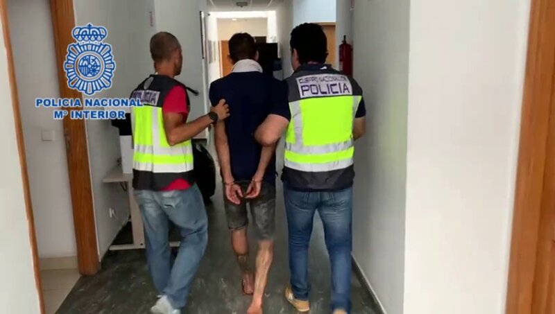 Uno de los detenidos por un robo con alunizaje en Lanzarote es custodiado por dos agentes de la Policía Nacional