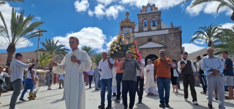 La Misa en honor a la Virgen de La Peña congrega a cientos de personas