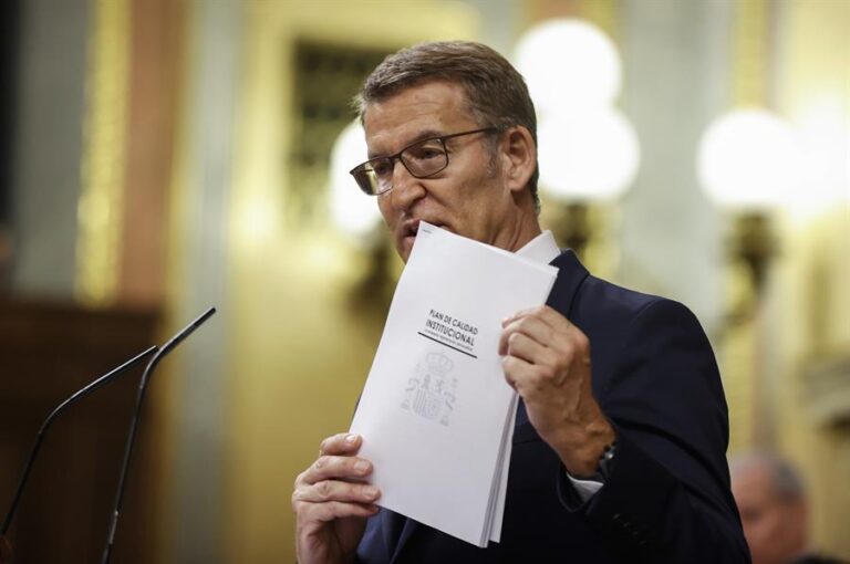 El presidente del PP y candidato a la presidencia del Gobierno, Alberto Núñez Feijóo, durante su intervención en la primera sesión del debate de su investidura este martes en el Congreso. EFE/Juan Carlos Hidalgo