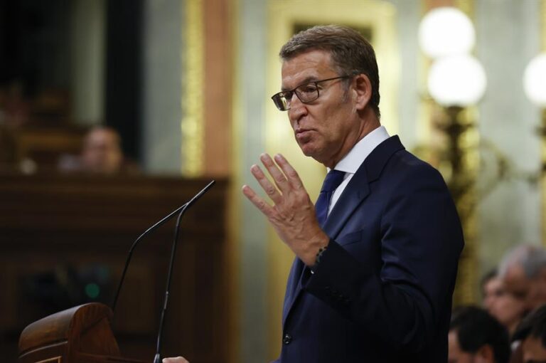 El presidente del PP y candidato a la presidencia del Gobierno, Alberto Núñez Feijóo, durante su intervención en la primera sesión del debate de su investidura este martes en el Congreso. EFE/Juan Carlos Hidalgo