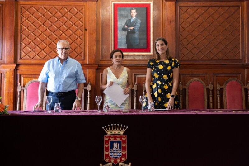 En la imagen Casimiro Curbelo, presidente Cabildo de La Gomera (i), Angélica Padilla, alcaldesa de San Sebastián de La Gomera (c) y Daida Rodríguez, Directora de Relaciones Institucionales de RTVC (d) / Ayuntamiento de San Sebastián de La Gomera 