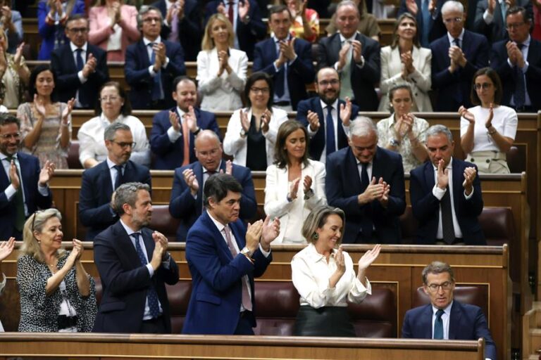 El líder del Partido Popular y candidato presidencial, Alberto Núñez Feijóo (d) recibe el aplauso de la bancada popular tras su intervención en la segunda votación a su investidura