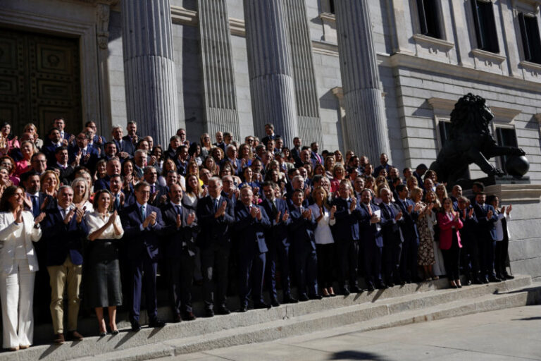 El líder del Partido Popular opositor español, Alberto Núñez Feijoo, posa con miembros del Partido Popular fuera del parlamento antes de un debate de investidura en Madrid