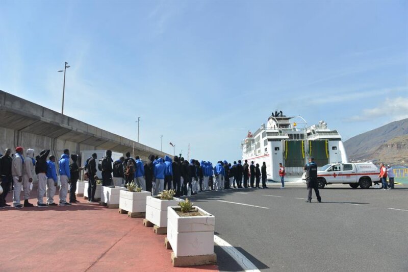 Momentos previos al embarque de las personas que han llegado en cayucos a El Hierro en las últimas horas / EFE, Gelmert Finol