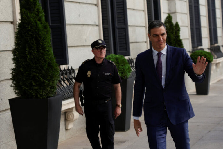 El primer ministro en funciones de España, Pedro Sánchez, llega para asistir a un debate de investidura en el parlamento de Madrid, España, el 29 de septiembre de 2023. REUTERS/Susana Vera