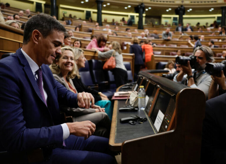 El presidente del gobierno en funciones de España, Pedro Sánchez, asiste a un debate de investidura en el Congreso de los Diputados