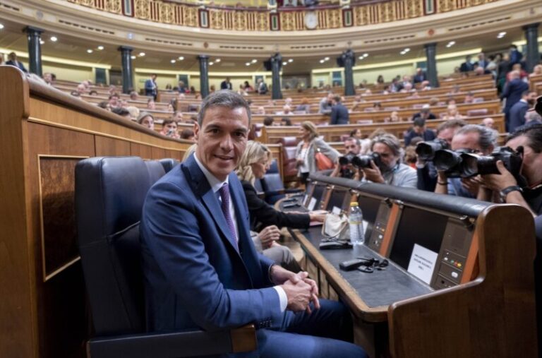 El presidente del Gobierno en funciones, Pedro Sánchez, a su llegada a la segunda votación de la investidura del líder del Partido Popular, en el Congreso de los Diputados