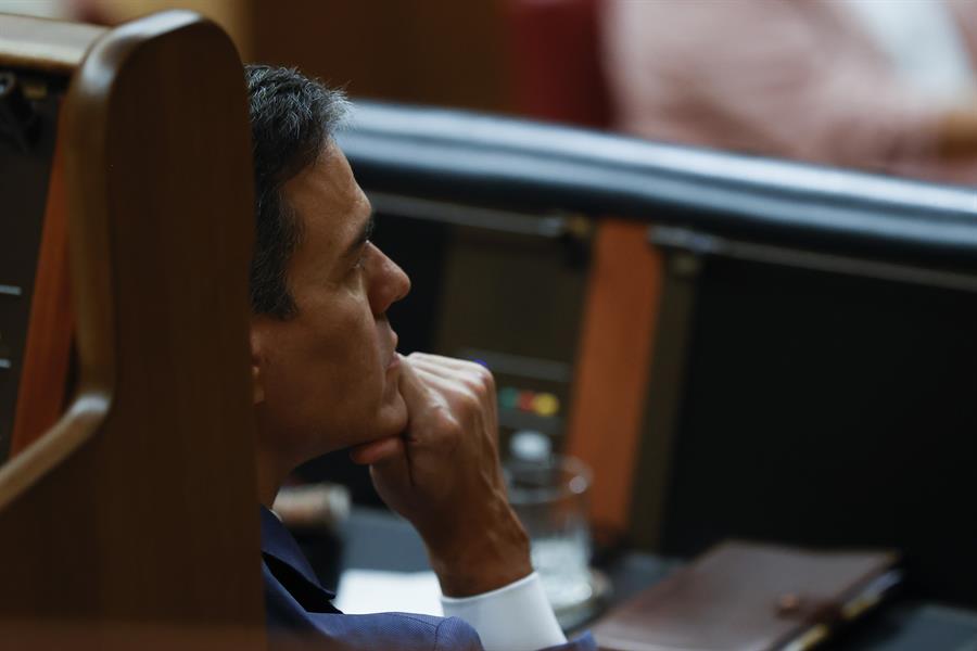 El presidente del Gobierno en funciones, Pedro Sánchez durante la primera sesión del debate de investidura del candidato Alberto Núñez Feijóo, este martes en el Congreso. EFE/Juan Carlos Hidalgo