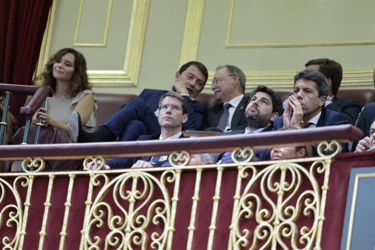 Los presidentes autonómicos, Isabel Díaz Ayuso (i), Alfonso Fernández Mañueco (2i); Fermano López Miras (2d), y Carlos Mazón (d), entre otros, durante la primera sesión del debate de investidura del candidato Alberto Núñez Feijóo, este martes en el Congreso. EFE/Sergio Pérez