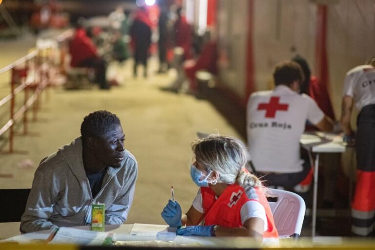 Caminando Fronteras alerta de que 12 migrantes murieron antes de que localizaran su zódiac