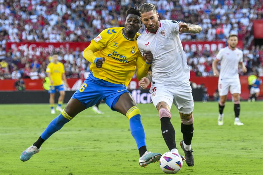 1-0. El Sevilla se hace con sus primeros puntos en el debut de Sergio Ramos y Lukebakio