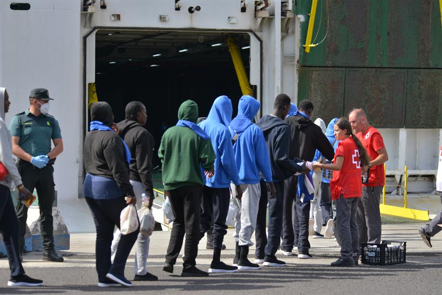 Un total de 313 migrantes que habían llegado en cayucos a El Hierro han sido trasladados este lunes a Tenerife a bordo de un buque de la Naviera Armas a petición de la Delegación del Gobierno en Canarias.EFE/Gelmert Finol