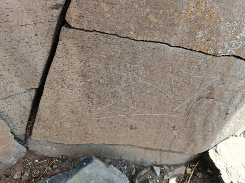 Otro de los destrozos encontrados en una de las piedras del yacimiento arqueológico