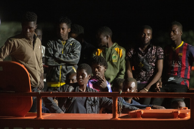 Imagen del rescate de migrantes por parte de la Guardamar Caliope de Salvamento Marítimo en la isla de Fuerteventura