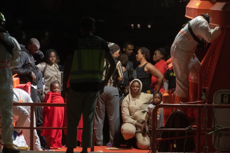 Imagen de niños con sus madres y resto migrantes rescatados en aguas cercanas a Fuerteventura