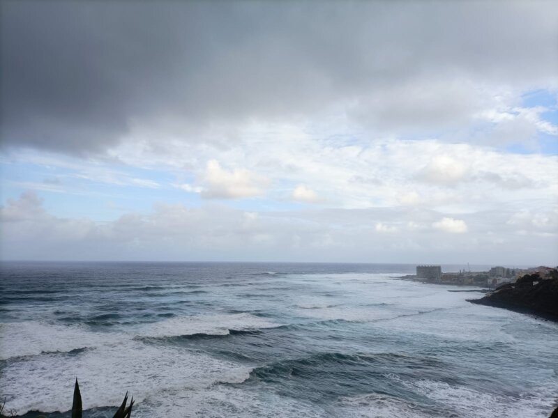 Se aconseja no arriesgarse a sacar fotografías o vídeos cerca de los lugares donde rompen las olas, además de evitar la pesca en zonas de riesgo