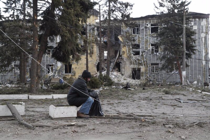 Bombardeos sobre Jersón. En la imagen, un hombre cerca de un edificio dañado por los combates en Donetsk (Ucrania)- V Ictor / Xinhua News / ContactoPhoto (Archivo)
