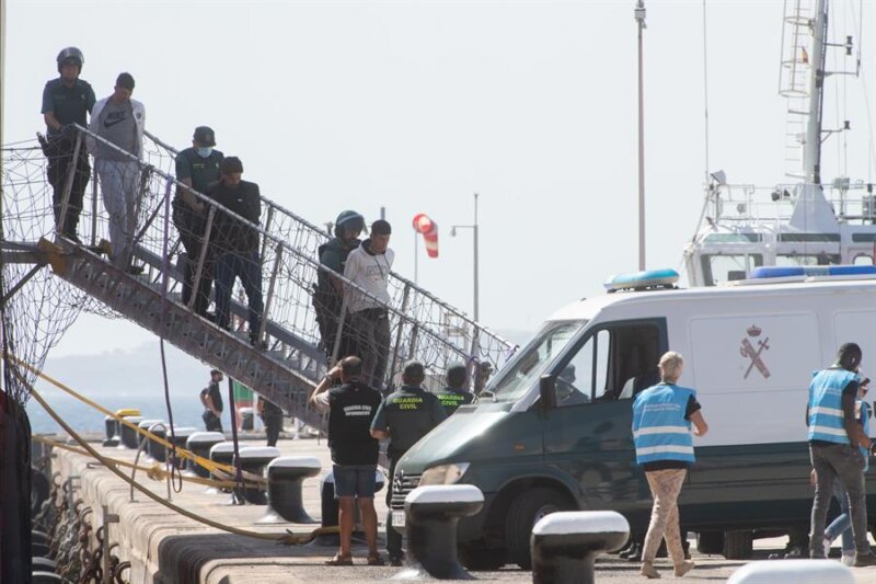 Nueve migrantes detenidos tras amotinarse en un remolcador que los rescató