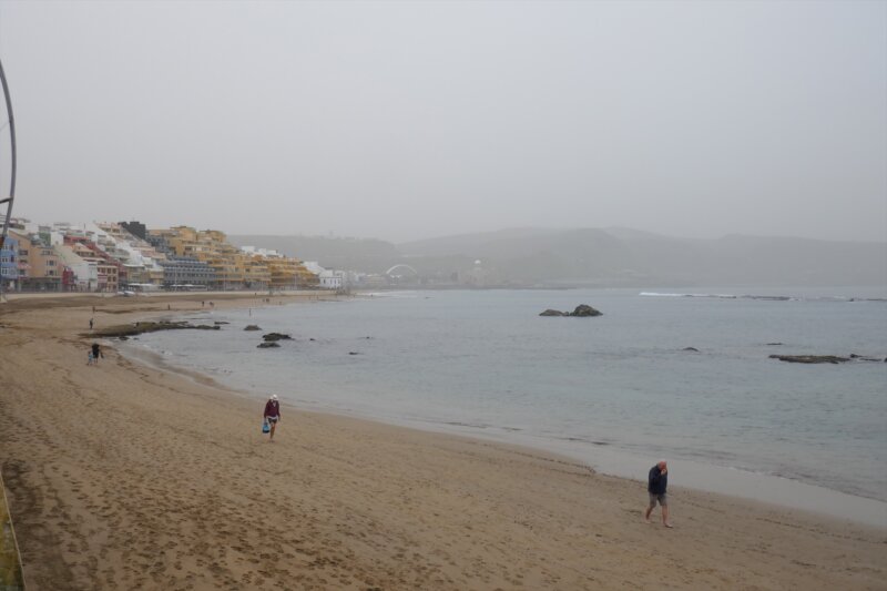 La calima visible desde la playa de 'Las Canteras' de Las Palmas de Gran Canaria. Imagen de recurso Europa Press
