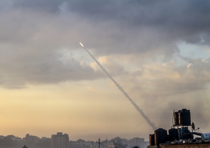 Hamás lanza una ola de ataques contra Israel durante la madrugada