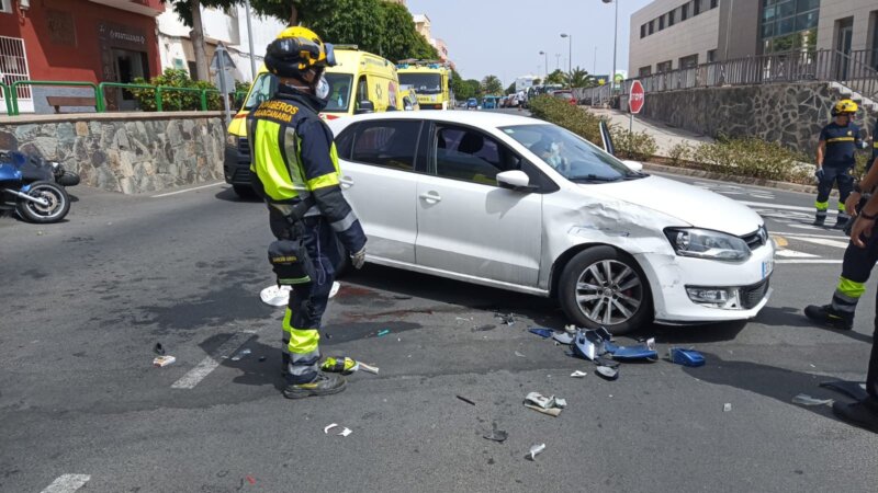 Un hombre resultó herido moderado en una colisión entre un coche y una moto en la C/ Pérez Galdós,  en Santa Lucía de Tirajana ( Gran Canaria. Fotografía de Bomberos de Gran Canaria.