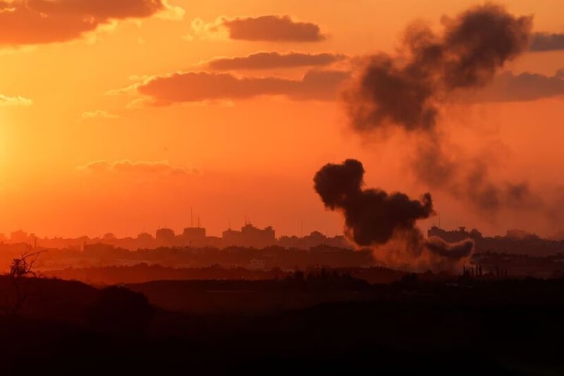Una columna de humo tras los bombardeos en la Franja de Gaza. Imagen Reuters