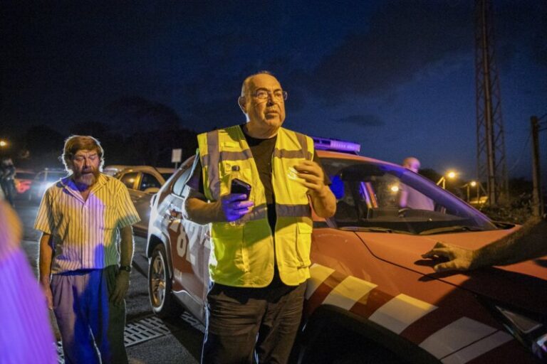 Dos hombres junto a un vehículo de emergencias, a 9 de octubre de 2023, en El Sauzal, Tenerife, Islas Canarias (España)/ Europa Press 09/10/2023. Incendio de Tenerife pasa a nivel 2