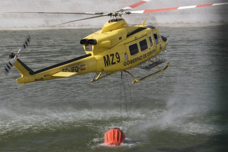 EL SAUZAL (TENERIFE), 10/10/2023.-Un helicóptero que trabaja este martes en labores de extinción del incendio forestal que afecta a la isla de Tenerife en el municipio de El Sauzal, carga agua. EFE/Alberto Valdés