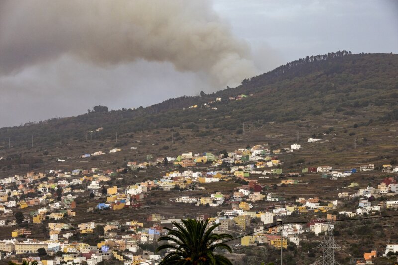 Humo por el fuego, a 9 de octubre de 2023, en El Sauzal, Tenerife, Islas Canarias (España). Una nueva reactivación del incendio de Tenerife ha obligado a elevar al nivel 2 de emergencia para poder activar de nuevo a las unidades de la UME. Además, ha provocado el desalojo de 120 vecinos del municipio de El Sauzal, ordenado por el Cabildo de Tenerife de manera preventiva. Esas personas desalojadas se han derivado al pabellón municipal de deportes. 10 OCTUBRE 2023;FUEGO;DESASTRE;ALERTA;EMERGENCIA;DESALOJO Europa Press / Europa Press 09/10/2023