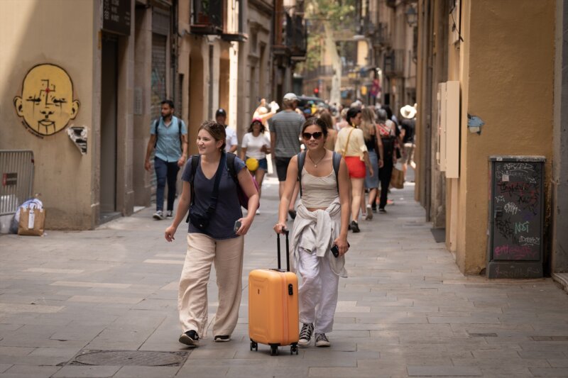 La llegada de turistas internacionales a Canarias crece un 2,63% en agosto