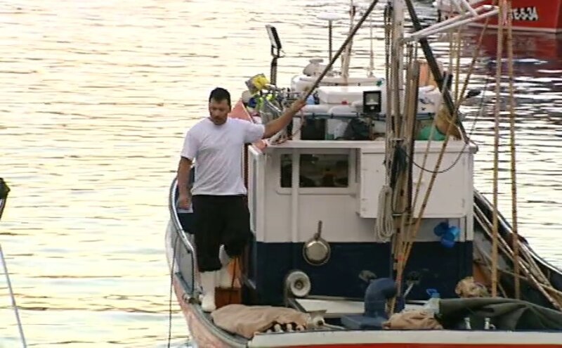 En la imagen se puede apreciar a un pescador sobre una embarcación.

Los pescadores seguirán faenando gracias a la apertura de la cuota de Tuna

