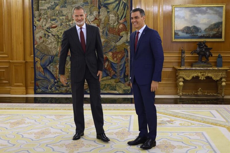 Felipe VI recibe a Pedro Sánchez en el cierre de consultas para la investidura. EFE