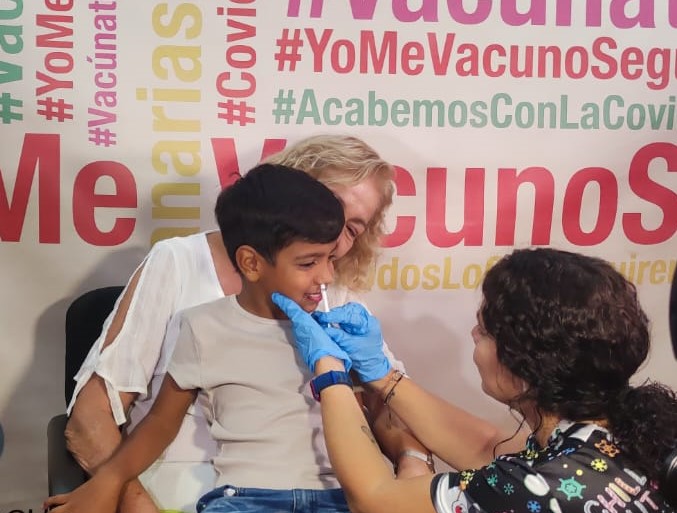 Vacunación de un niño contra la gripe