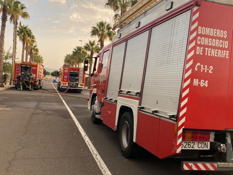 Imagen de los efectivos de Bomberos de Tenerife trabajando en la zona del incendio