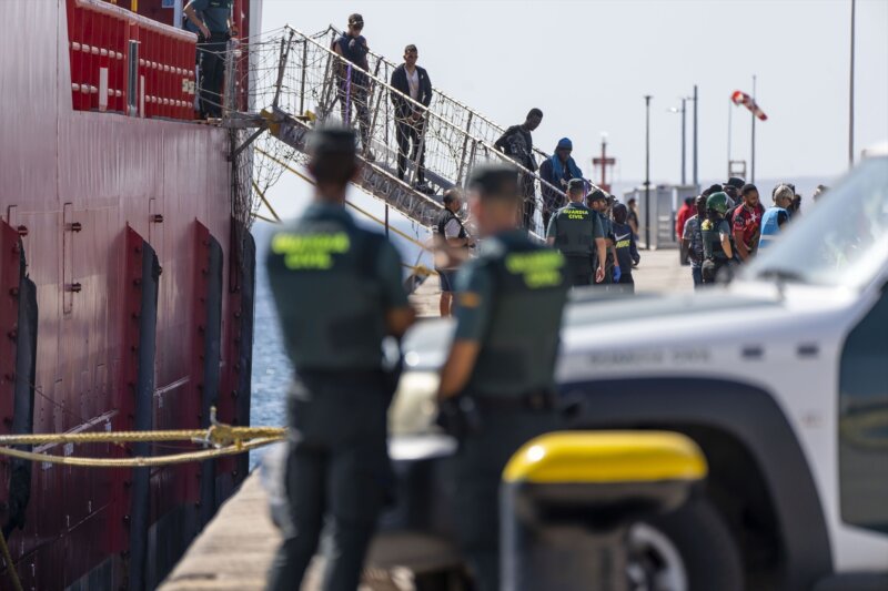 El carguero Vos Pace, a su llegada a Fuerteventura. Nueve de los 78 migrantes rescatados fueron detenidos por amotinarse en el buque 