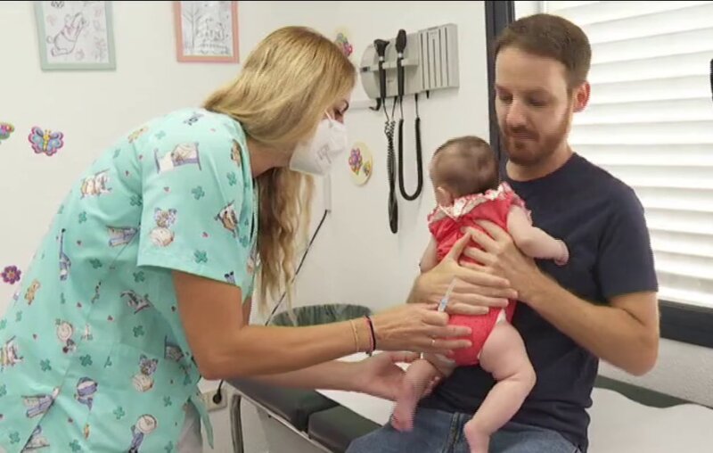 Una enfermera vacuna a un bebé del virus respiratorio sincitial