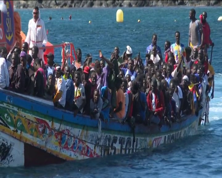 Llegan 60 personas en un cayuco a Tenerife