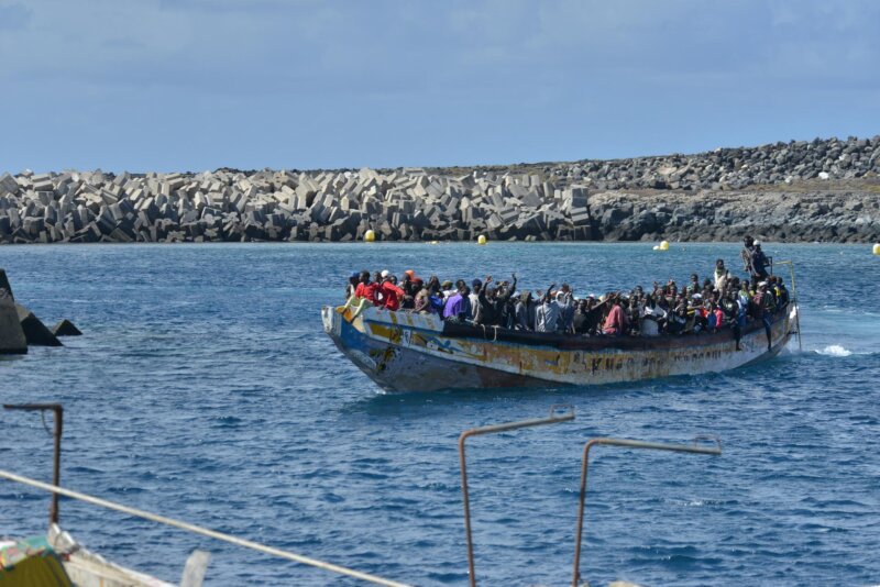 Llegada de un cayuco con 320 migrantes, la barquilla con más migrantes a bordo llegada a Canarias de la que se tiene constancia desde que se abrió esta ruta migratoria de las pateras en 1994