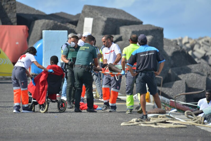 Uno de los dos cayucos llegados este martes a El Hierro con 212 migrantes