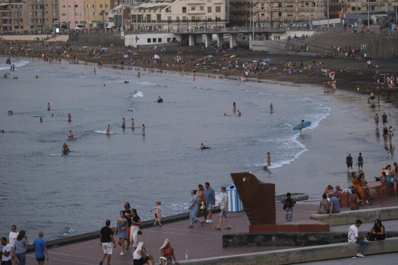 La playa de Las Canteras de Las Palmas de Gran Canaria, repleta de bañistas a las 20:00 horas ante el episodio de calor que vive Canarias