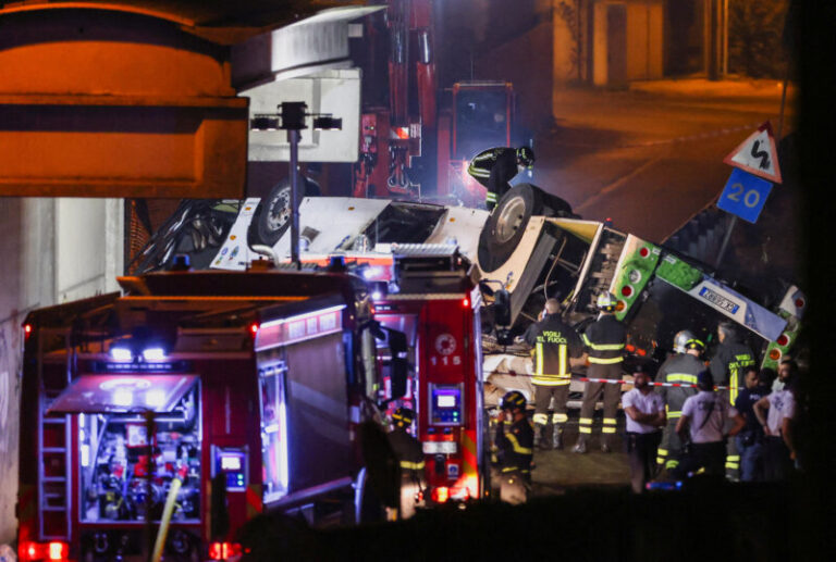 Una guagua se estrella en Venecia y deja 21 fallecidos