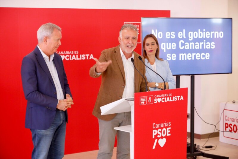 Imagen de Ángel Víctor Torres, Nira Fierro y Sebastián Franquis durante la rueda de prensa. Foto PSOE Canarias 