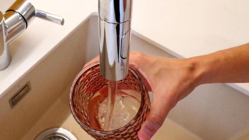 Imagen llenando un vaso de agua del grifo