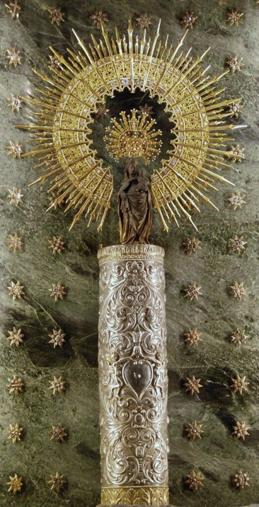 Imagen de la Virgen de El Pilar en la Basílica que lleva su nombre en Zaragoza 