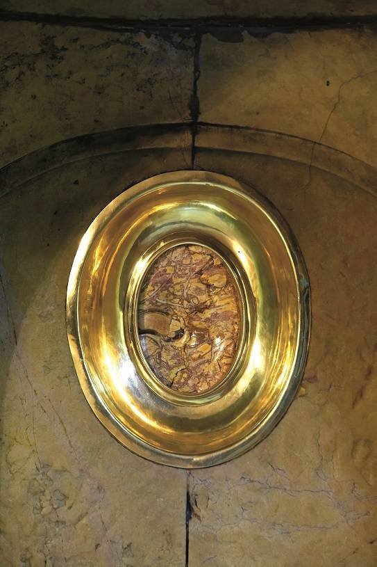Imagen del trozo de columna original de jaspe que se puede ver en el interior de la Basílica de Zaragoza 